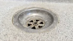 Prevenindo entupimentos de ralos que aumentam no inverno: como usar bicarbonato de sódio e água morna para evitar que a gordura solidifique