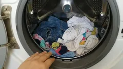 O número "7 kg" na máquina de lavar roupa é o peso da roupa seca ou molhada: como calcular a carga