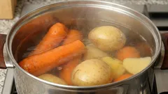 O que adicionar à água para que os legumes não escureçam: magia culinária