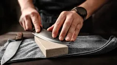 Vi como afiam facas na Índia e agora faço o mesmo em casa. Mesmo as facas velhas ficam afiadas como lâminas em apenas um minuto.